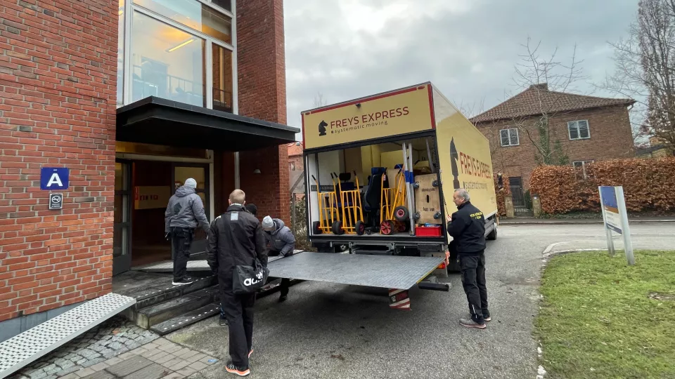 Moving van areives at Fysicum. Photo.