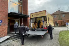 Moving van areives at Fysicum. Photo.
