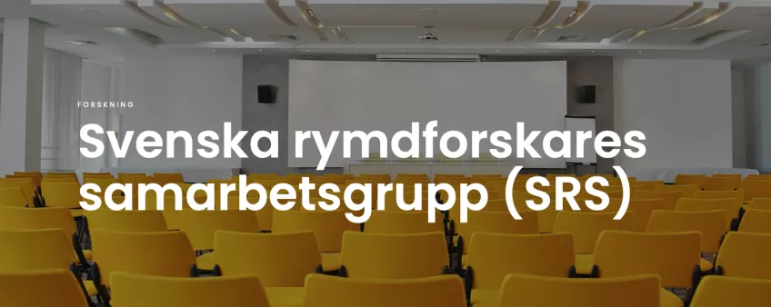 Empty classrum and the text:  Svenska rymdforskares samarbetsgrupp (SRS)
